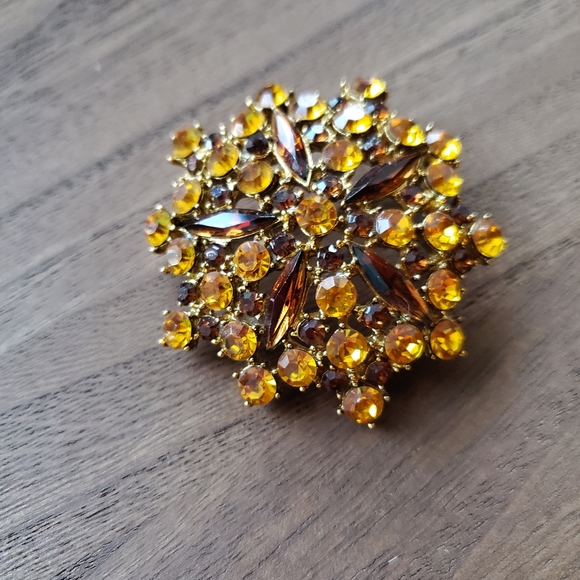 Vintage Flower Brooch - Picture 6 of 17